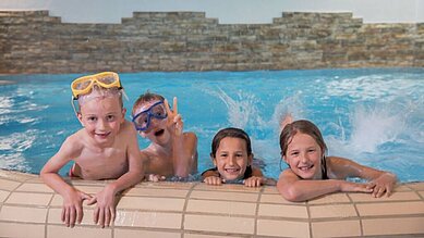 Kinder im Pool im Familienhotel Engel im Schwarzwald