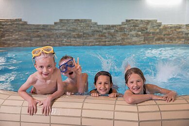 Kinder im Pool im Familienhotel Engel im Schwarzwald