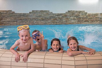 Kinder im Pool im Familienhotel Engel im Schwarzwald