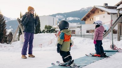 Kinder lernen Skifahren im Mini Skiclub beim Familienhotel Amiamo im Salzburger Land.