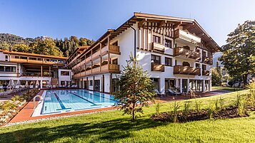 Sommer-Ansicht auf den Pool im Familienhotel Das Bayrischzell in Oberbayern.