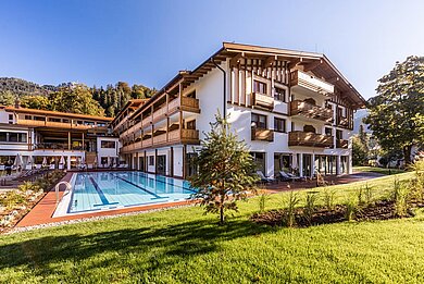 Sommer-Ansicht auf den Pool im Familienhotel Das Bayrischzell in Oberbayern.