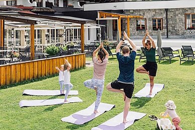 Familie beim Yoga im Familienhotel Tirolerhof