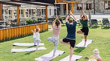 Familie beim Yoga im Familienhotel Tirolerhof