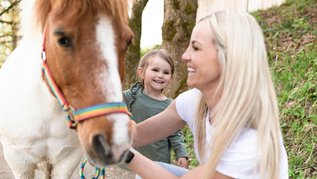 Bei Familotel könnt ihr Reiturlaub mit Kindern machen, auf Ponys und Pferden reiten, Ausritte unternehmen und Reitstunden buchen.