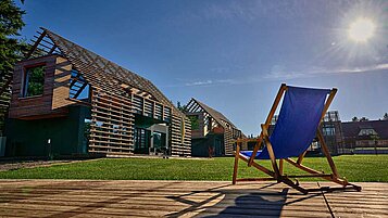 Liegestuhl auf der Terrasse des Chalets im Bernsteinreiter Schlossresort