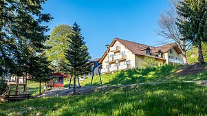 Außenansicht im Sommer des Familienhotels Mein Krug im Fichtelgebirge.