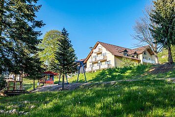 Außenansicht im Sommer des Familienhotels Mein Krug im Fichtelgebirge.