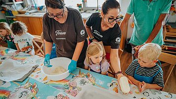 Kinder backen gemeinsam mit den Betreuern in der Kinderbetreuung im Familien Resort Petschnighof