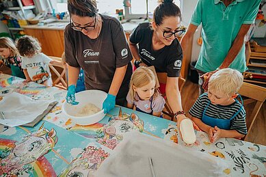 Kinder backen gemeinsam mit den Betreuern in der Kinderbetreuung im Familien Resort Petschnighof