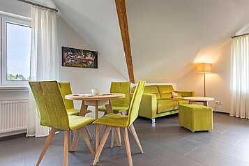 Eine Familiensuite mit gemütlicher Sitzecke im Familienhotel Ottonenhof im Sauerland.