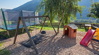 Junge spielt auf dem Outdoor Spielplatz des Kinderhotels Stefan im Pitztal.