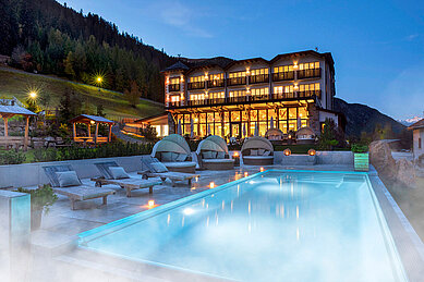 Hotel Ansicht vom Bella Vista am Abend mit Pool.