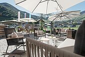 Ein Blick auf die Sonnenterrasse mit Aussicht in die Berge im Familienhotel Gorfion in Liechtenstein