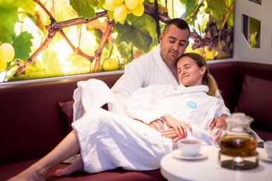 Eine Dame erhält im Spa eine Gesichtsmaske aufgetragen im Familienhotel Kolping Hotel Spa & Family Resort in Ungarn.