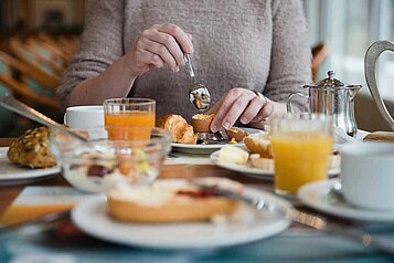 Frisches und ausgeweogenes Frühstück im Familienhotel Sonnenhügel an der Rhön.