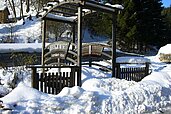 Eingangspforte in den Garten des Kinderhotels Bruckwirt im Winter.