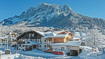 Blick auf die wunderschöne verschneite Landschaft und das Hotel Tirolerhof in Tirol.