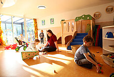 Kinder spielen im Happy-Club von Monikas Ferienhof.