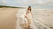 Mutter und Tochter genießen den Spaziergang am strand des Familienhotesl Seeklause an der Ostsee.