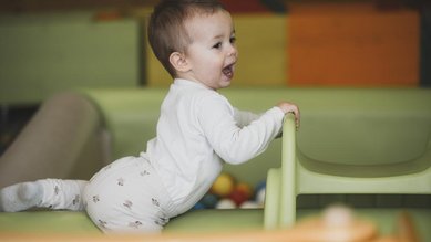 Kleinkind spielt im liebevoll gestalteten Babybereich im Familienhotel Amiamo im Salzburger Land.