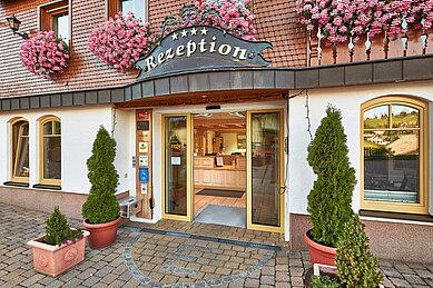 Der Eingangsbereich mit Rezeption im Familienhotel Engel im Schwarzwald.