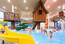 Die Wasserwelt im Familienhotel Schreinerhof im Bayerischen Wald mit zahlreichen Rutschen und Planschbecken für Kinder.