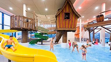 Die Wasserwelt im Familienhotel Schreinerhof im Bayerischen Wald mit zahlreichen Rutschen und Planschbecken für Kinder.