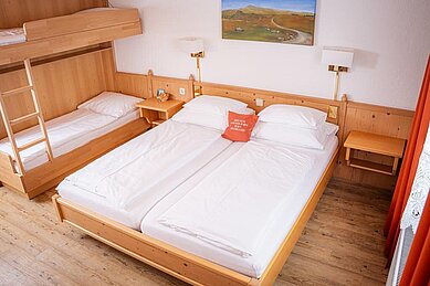 Helles, geräumiges Familienzimmer mit Stockbett im Alpengasthof Hochegger in Kärnten