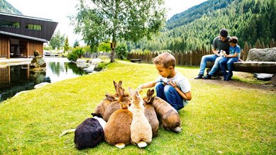 Direkt am Naturteich wartet das Familienhotel Alpura Retreat in Südtirol mit liebevollen Streicheltieren.