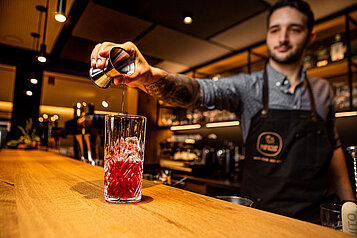 Frisch zubereitete Cocktails an der Bar im Familienhotel Elldus Resort im Erzgebirge