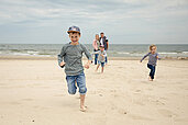 Eine Familie genießt die Zeit am Strand des Familien Wellness Hotel Seeklause an der Ostsee.