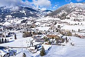 Winteraufnahme der Landschaft des Familienhotels Kirchheimerhof in Kaernten.