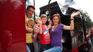 Familie fährt beim Familienurlaub im Harz mit der historischen Brockenbahn.