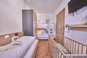 Kinderzimmer mit Stockbett und Gitterbett im Familienhotel Kaiserhof