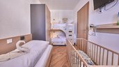 Kinderzimmer mit Stockbett und Gitterbett im Familienhotel Kaiserhof