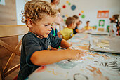 Junge beim Backen in der Kinderbetreuung vom Familien Resort Petschnighof