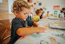 Junge beim Backen in der Kinderbetreuung vom Familien Resort Petschnighof