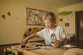 Junge spielt in der Bastelwerkstatt im Happy-Club vom Familienhotel Tirolerhof