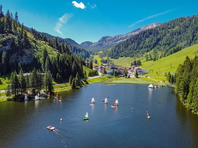 Blick über den Zauchensee auf das Familienhotel Zauchenseehof im Salzburger Land