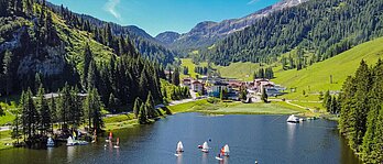 Blick über den Zauchensee auf das Familienhotel Zauchenseehof im Salzburger Land