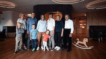 Die Gastgeberfamilie vom Familienhotel Family Home Alpenhof in Südtirol.