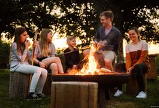 Stockbrotzubereitung am Lagerfeuer mit der ganzen Familie im Familienhotel im Elldus Resort im Erzgebirge