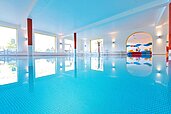 Schwimmbad mit Blick zum Babybecken und Panoramafenstern im Familienhotel Mein Krug im Fichtelgebirge.