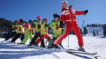 Kinderskikurs im Familienhotel Sonne Bezau in Vorarlberg.