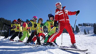 Kinderskikurs im Familienhotel Sonne Bezau in Vorarlberg.