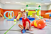 Indoor Spielhalle mit Hüpfburg und Kletterbereich im Aigo welcome family.