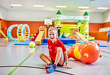 Indoor Spielhalle mit Hüpfburg und Kletterbereich im Aigo welcome family.