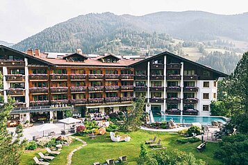 Außenansicht des Familienhotels Kirchheimerhof in Kärnten.