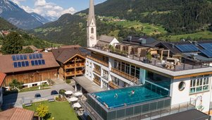 Das Kinderhotel Stefan in Tirol von oben mit Blick auf den Panoramapool.